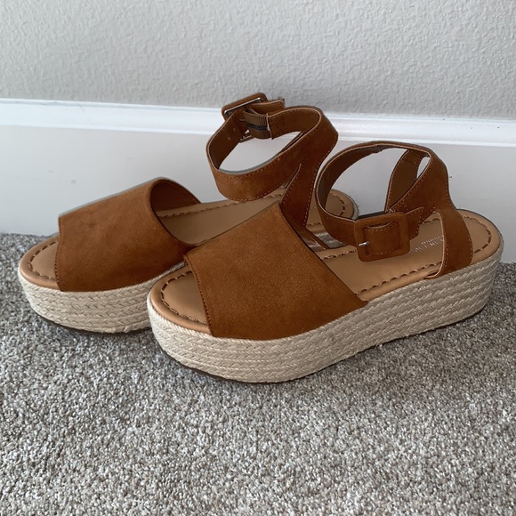 👡 Platform Sandals!! 👡 - Picture 2 of 2